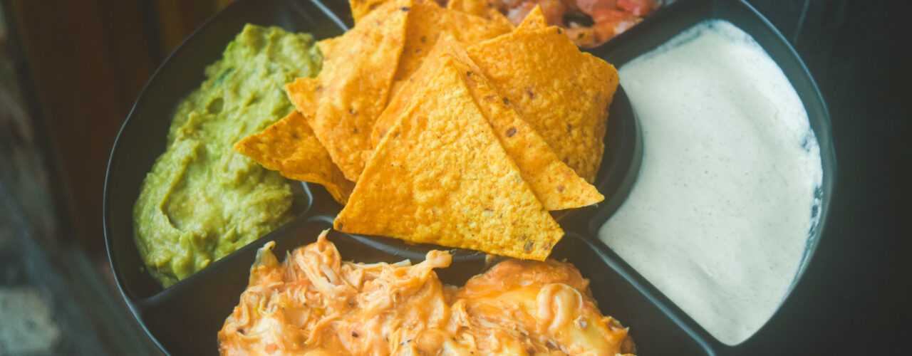nachos con carne a la mexicana, guacamole, crema agria