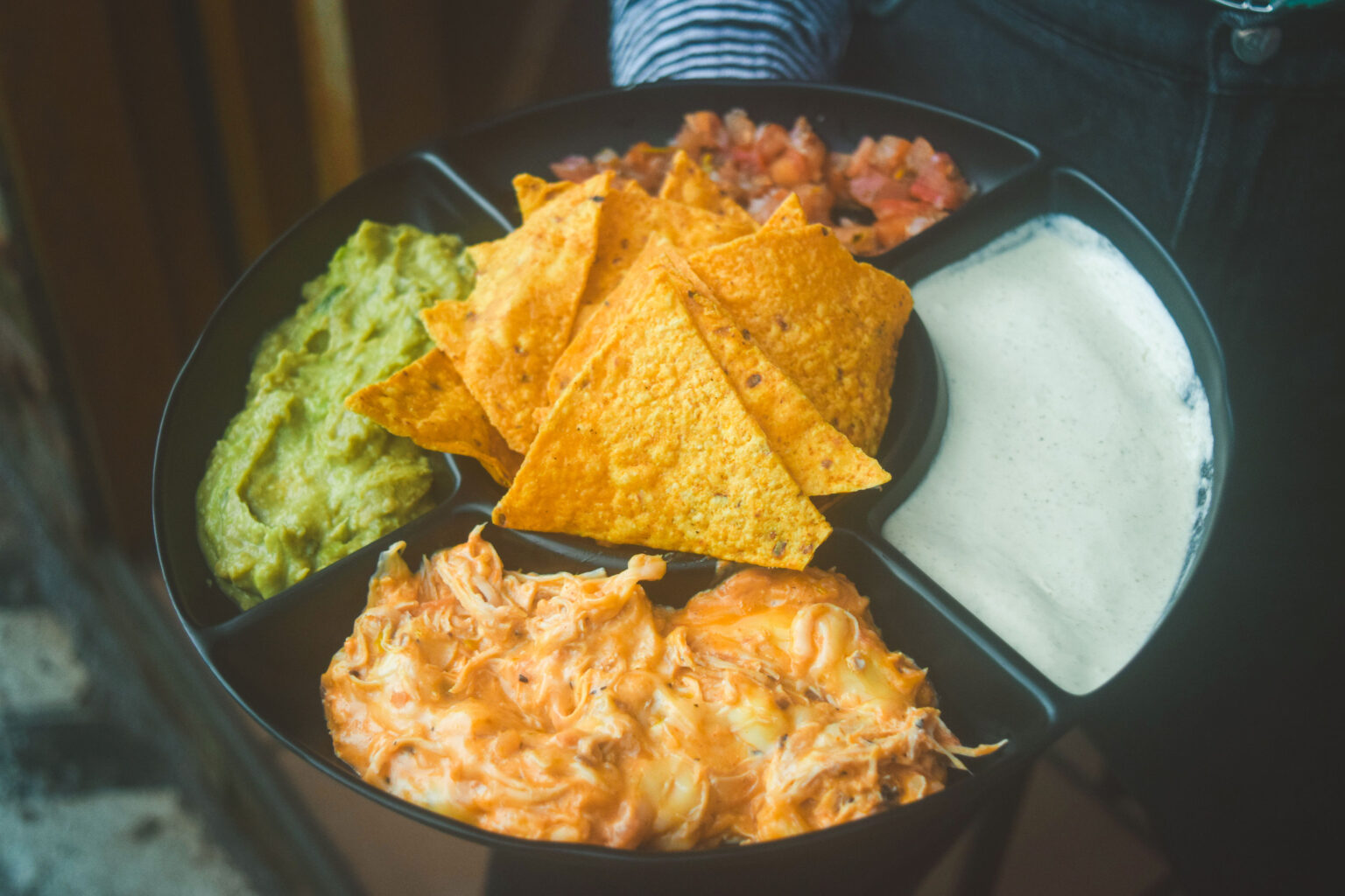 nachos con carne a la mexicana, guacamole, crema agria
